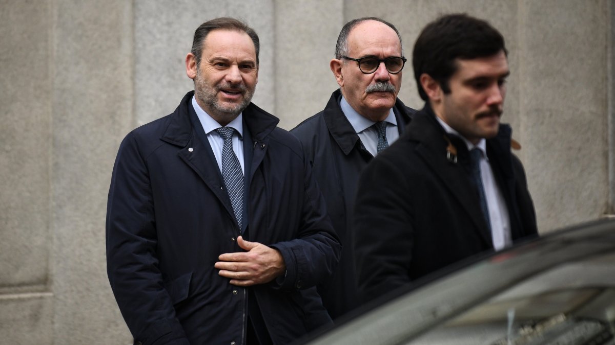 El ex ministro de Transportes, José Luis Ábalos, sale de declarar del Tribunal Supremo