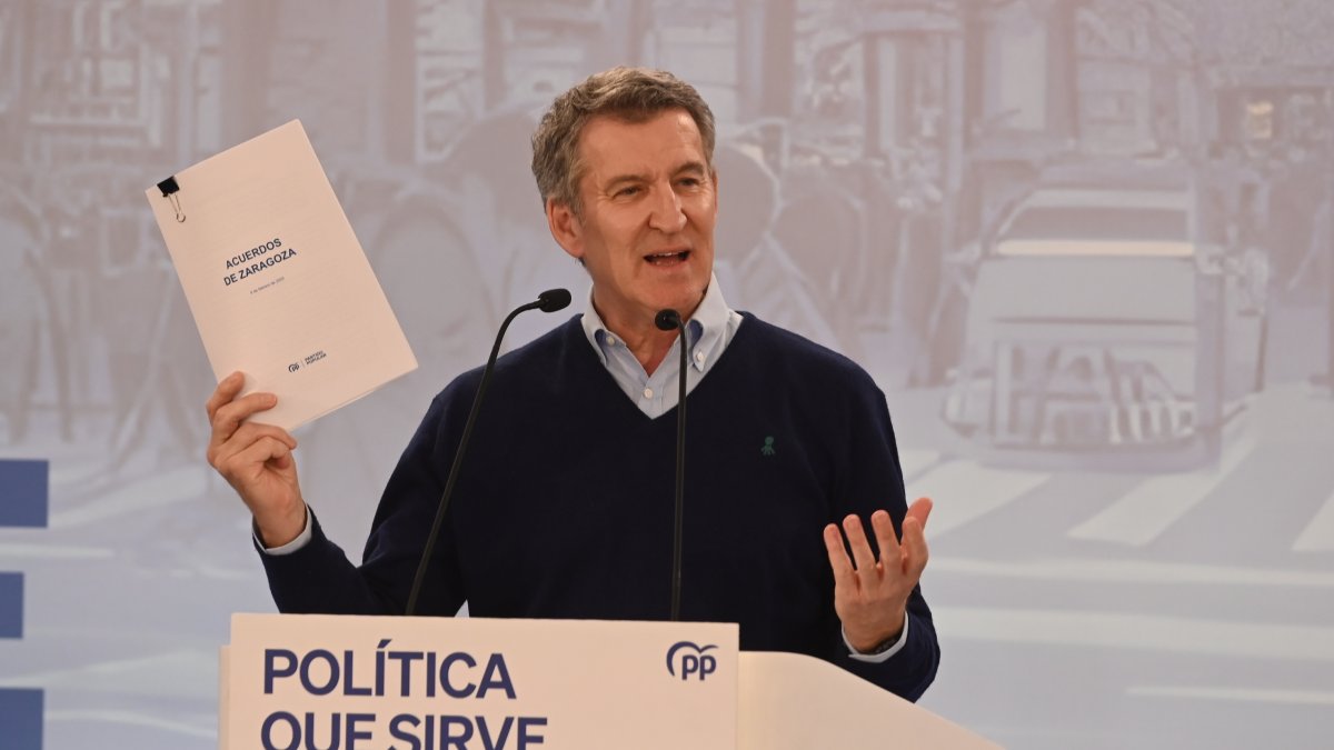 El presidente del PP, Alberto Núñez Feijóo, interviene durante el I Foro de Grandes Ciudades, a 9 de febrero de 2025, en Zaragoza