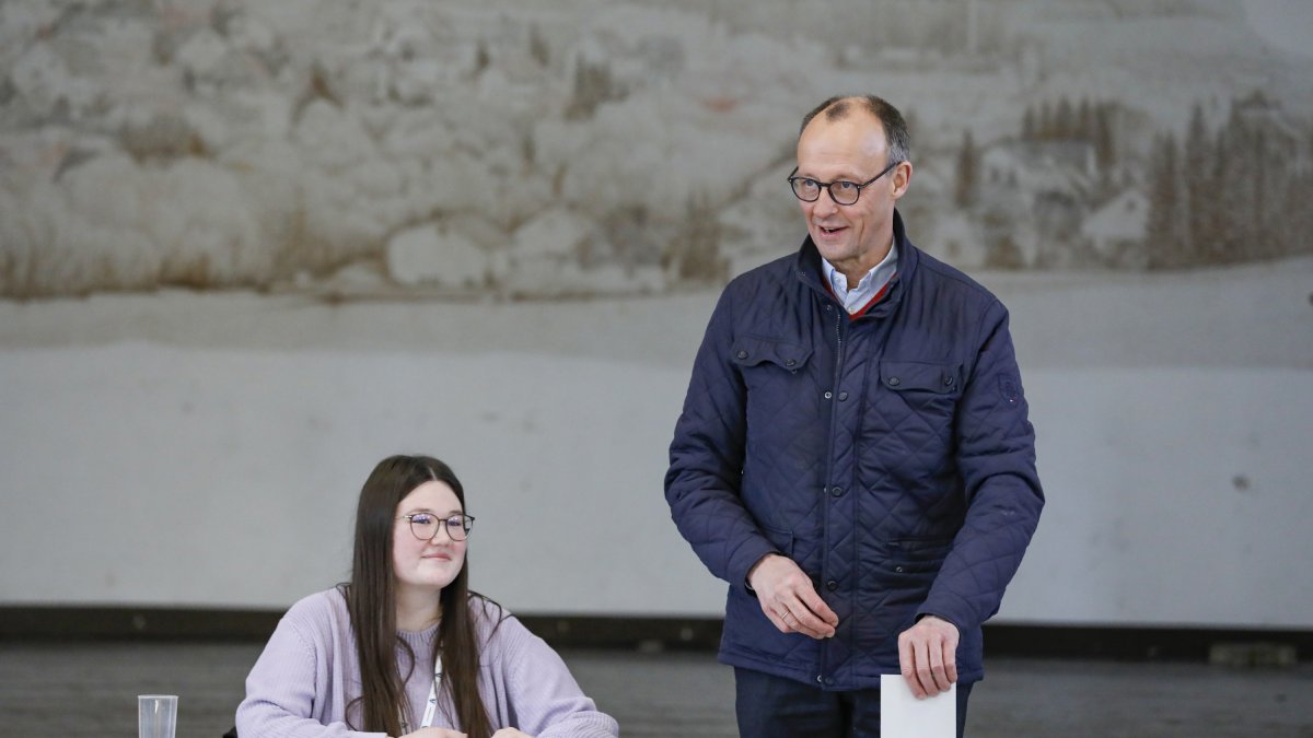 El líder conservador alemán Friedrich Merz,votando en las elecciones germanas.