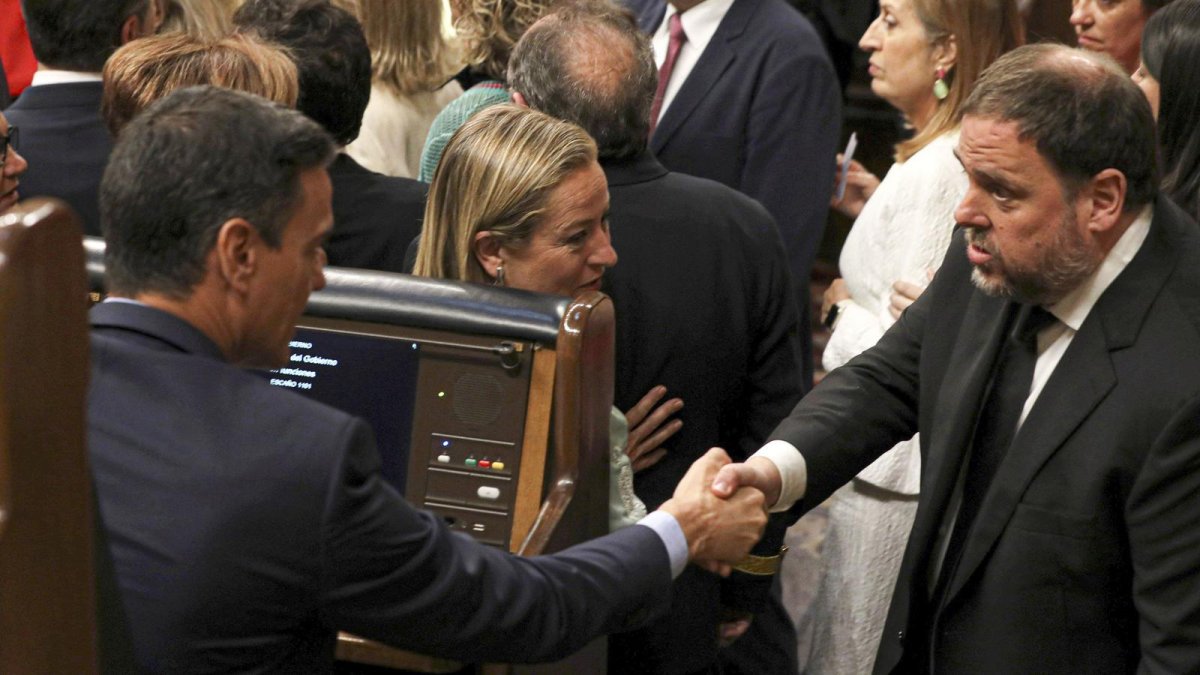 Pedro Sánchez saluda a Oriol Junqueras