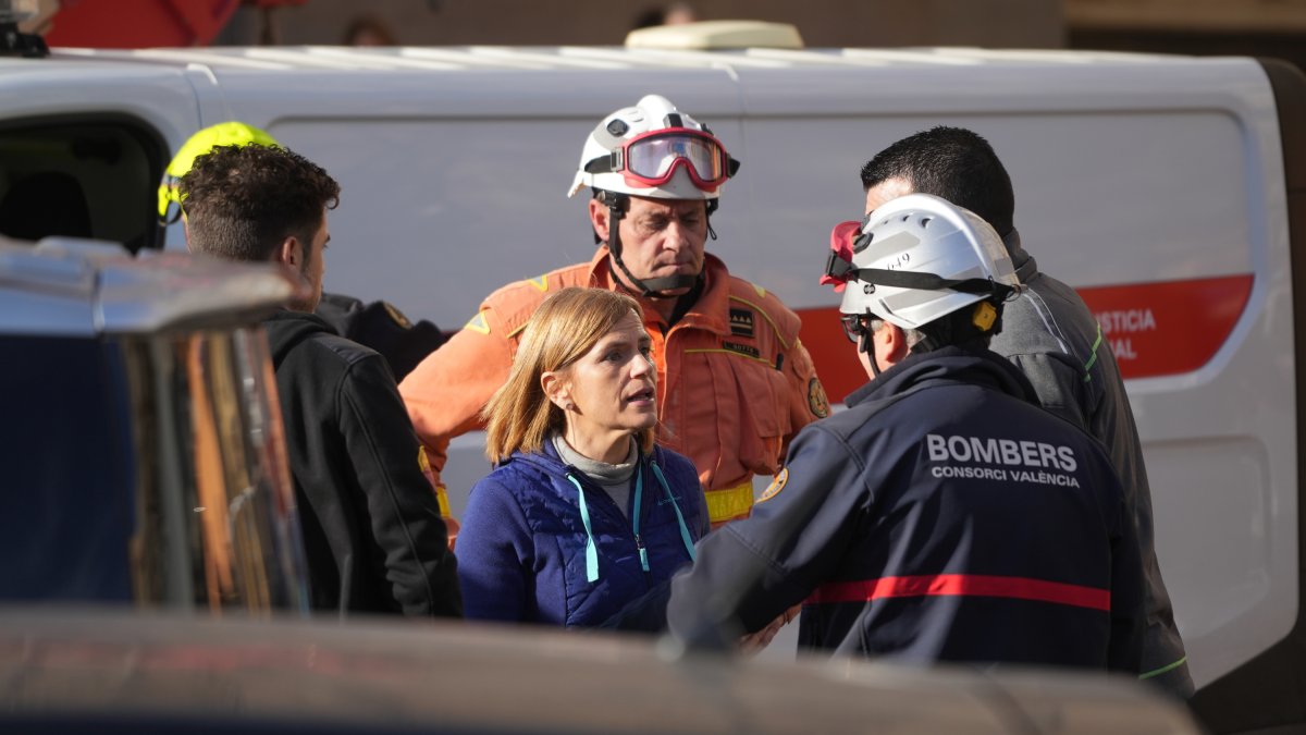 La delegada del Gobierno, Pilar Bernabé, habla con un bombero en Benetússer