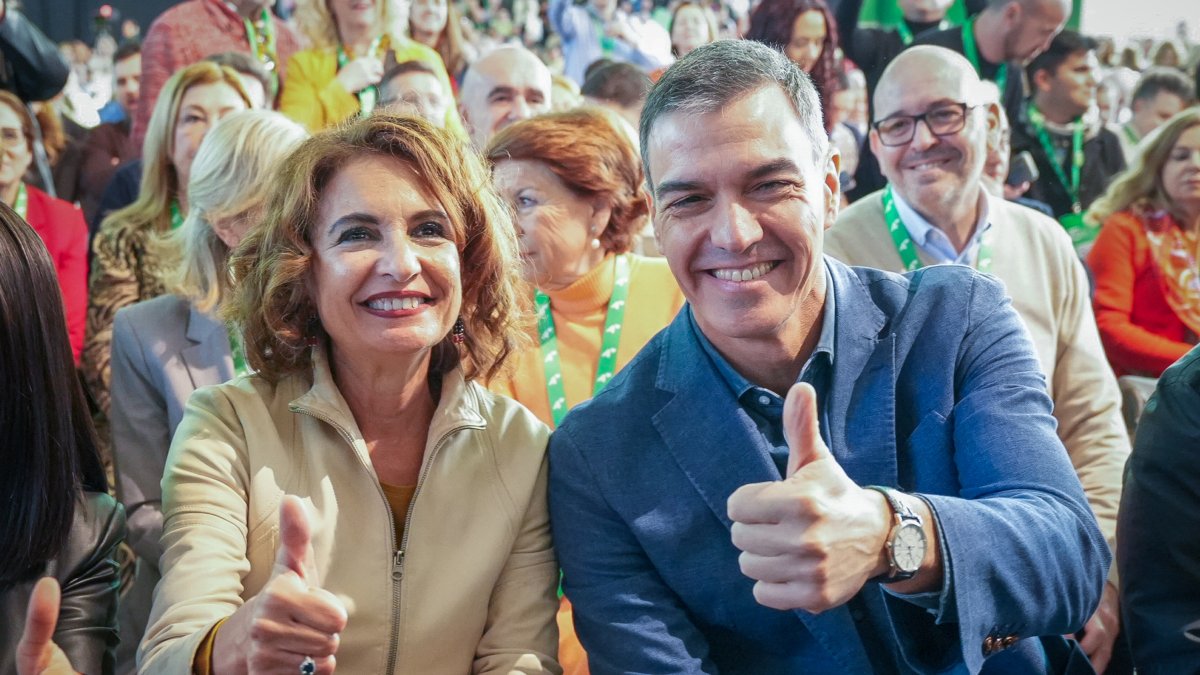 El secretario general del PSOE y presidente del Gobierno, Pedro Sánchez, junto a la secretaria general del PSOE-A, María Jesús Montero.