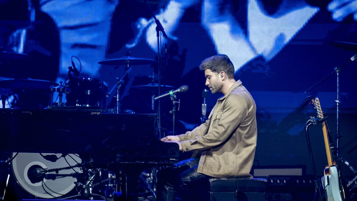 El cantante Pablo Alborán actúa durante un concierto.