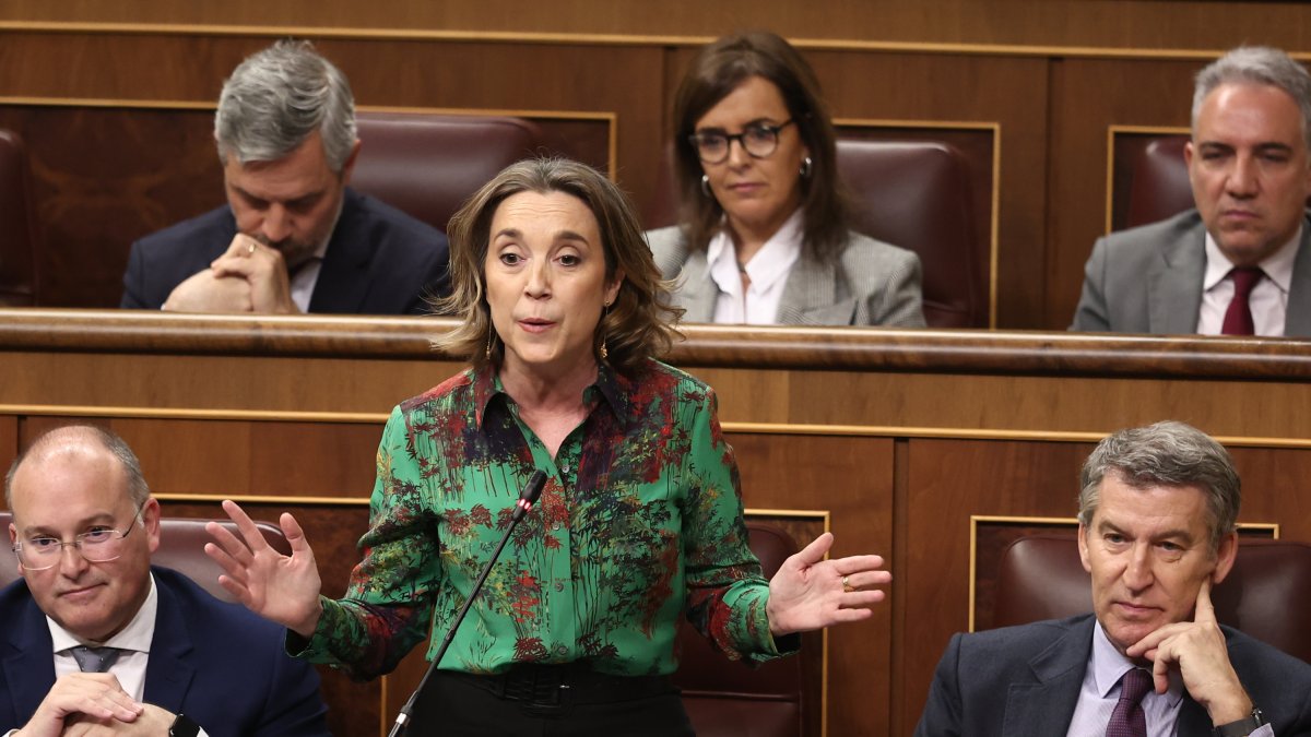 (Foto de ARCHIVO)
La secretaria general del PP, Cuca Gamarra, durante un pleno en el Congreso de los Diputados, a 19 de febrero de 2025, en Madrid (España).