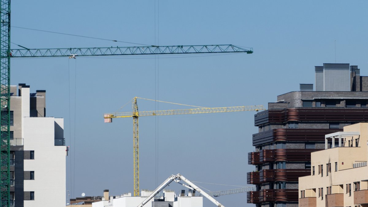 (Foto de ARCHIVO)
Grúas en una zona de construcción de edificios, a 27 de octubre de 2021, en Madrid.
Alberto Ortega / Europa Press
27 OCTUBRE 2021;VIVIENDA;ALQUILER;ESPAÑA;MADRID;EDIFICIO
27/10/2021