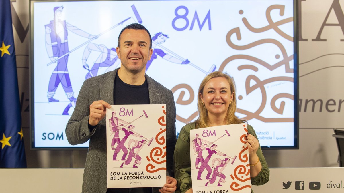 Vicent Mompó, president de la Diputació, y Natàlia Enguix, Vicepresidenta de la Diputació, con el cartel del 8-M
