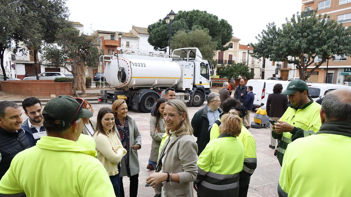 La alcaldesa de Puçol, Paz Carceller, junto al personal de limpieza