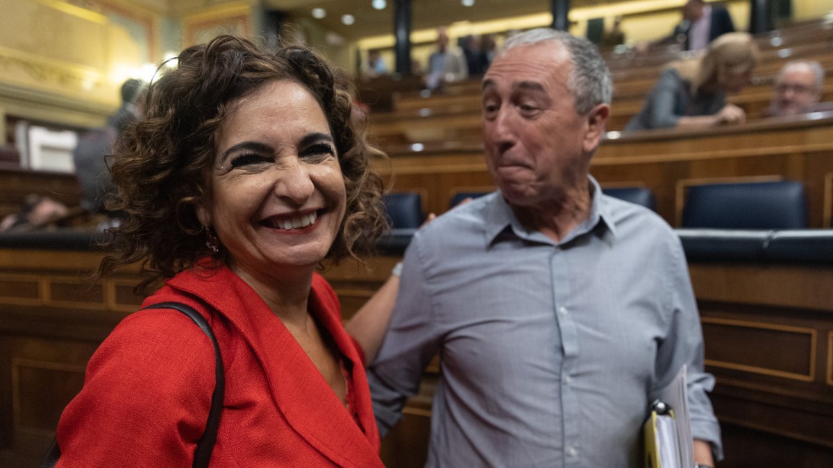 La ministra de Hacienda, María Jesús Montero y el portavoz de Compromís en Les Corts, Joan Baldoví,