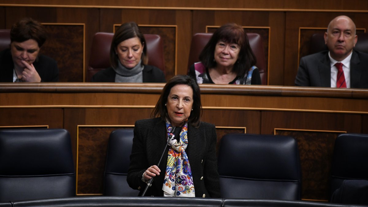 Archivo - La ministra de Defensa, Margarita Robles, interviene durante una sesión de control al Gobierno en el Congreso de los Diputados.