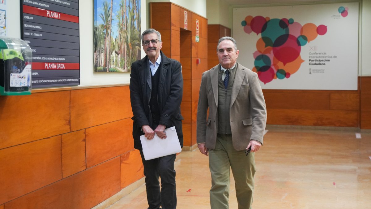 El vicepresidente segundo y conseller para la Recuperación Económica y Social, Francisco José Gan Pampols (d), y el comisionado del Gobierno para la Recuperación tras las DANA, José María Ángel