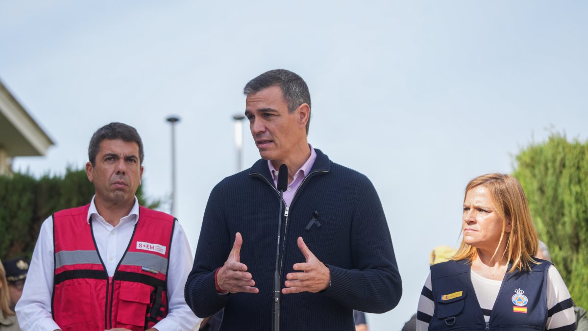 La delegada del Gobierno en la Comunitat, Pilar Bernabé, junto al president de la Generalitat, Carlos Mazón, y el president del Gobierno, Pedro Sánchez, en el Cecopi