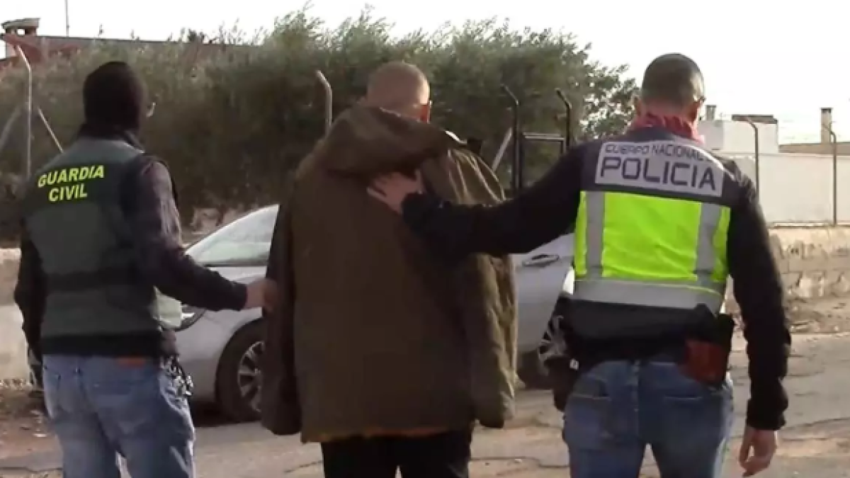 Traslado de uno de los detenidos