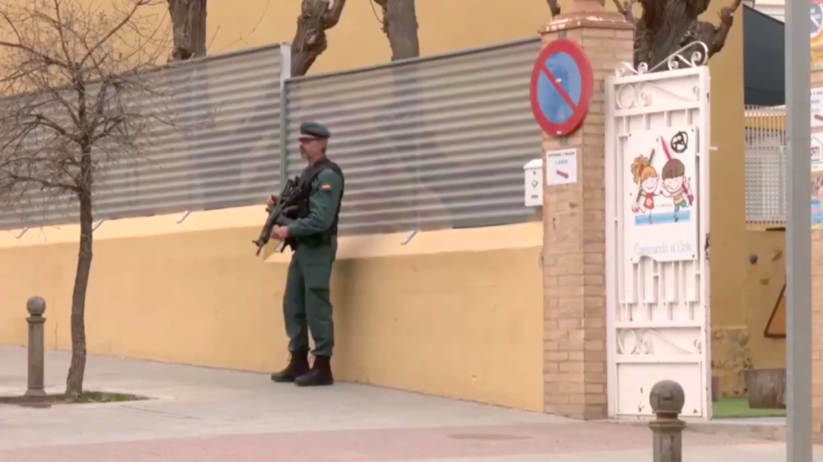 Guardia Civil en uno de los centros amenazados