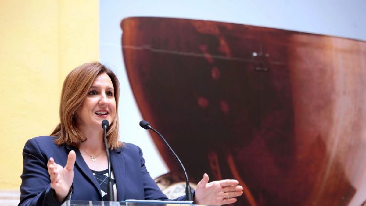La alcaldesa de Valencia con una imagen del Santo Grial