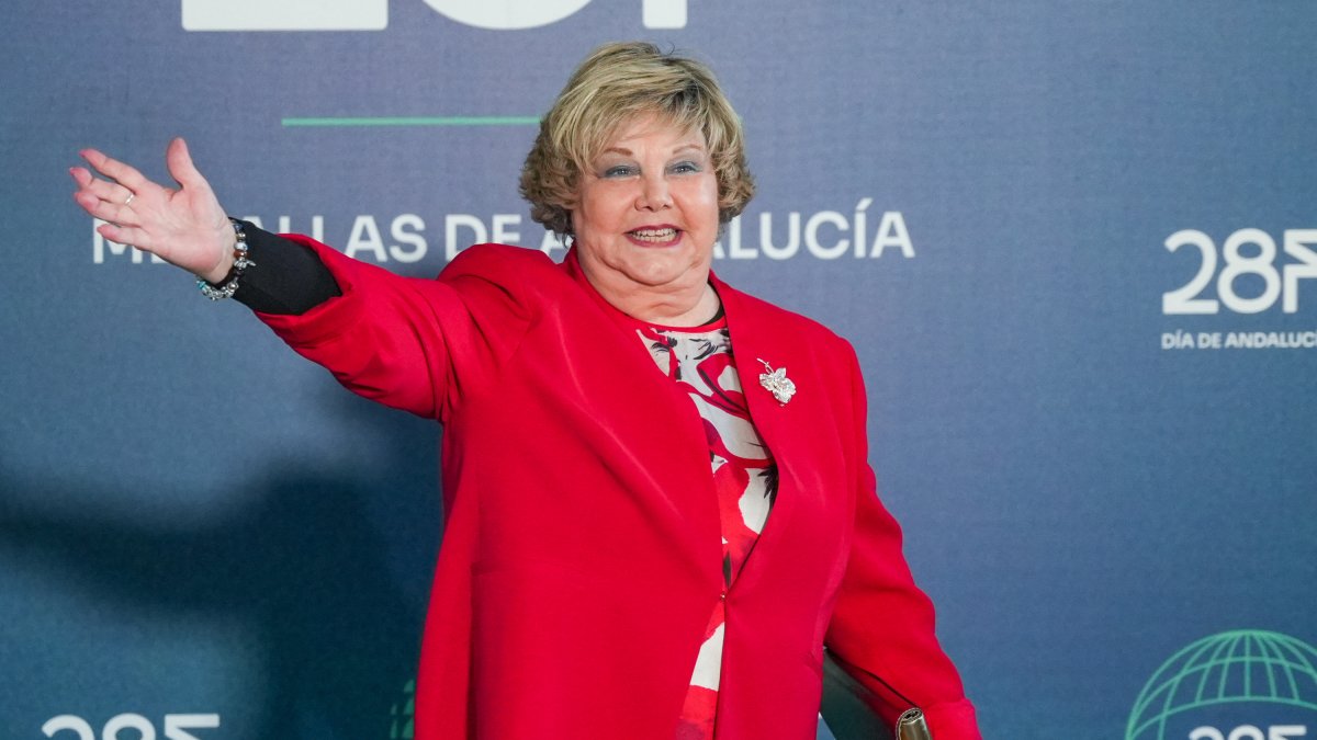 La cantante Karina a su llegada a la firma en el Libro de Honor