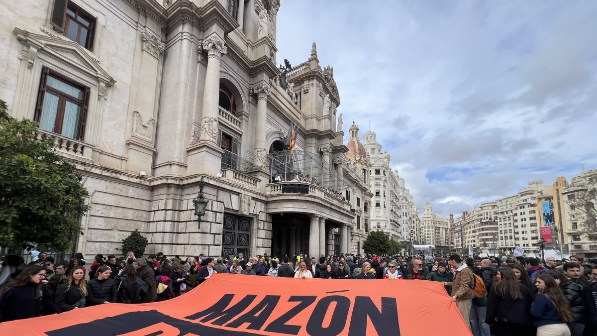 'Intifalla' de Compromís frente al balcón del Ayuntamiento tras la mascletà