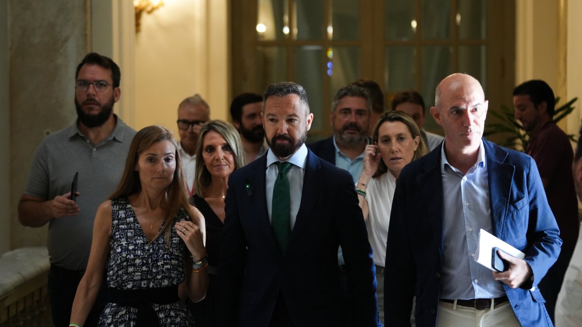 Juanma Badenas junto a sus compañeros del grupo municipal Vox en el Ayuntamiento de Valencia