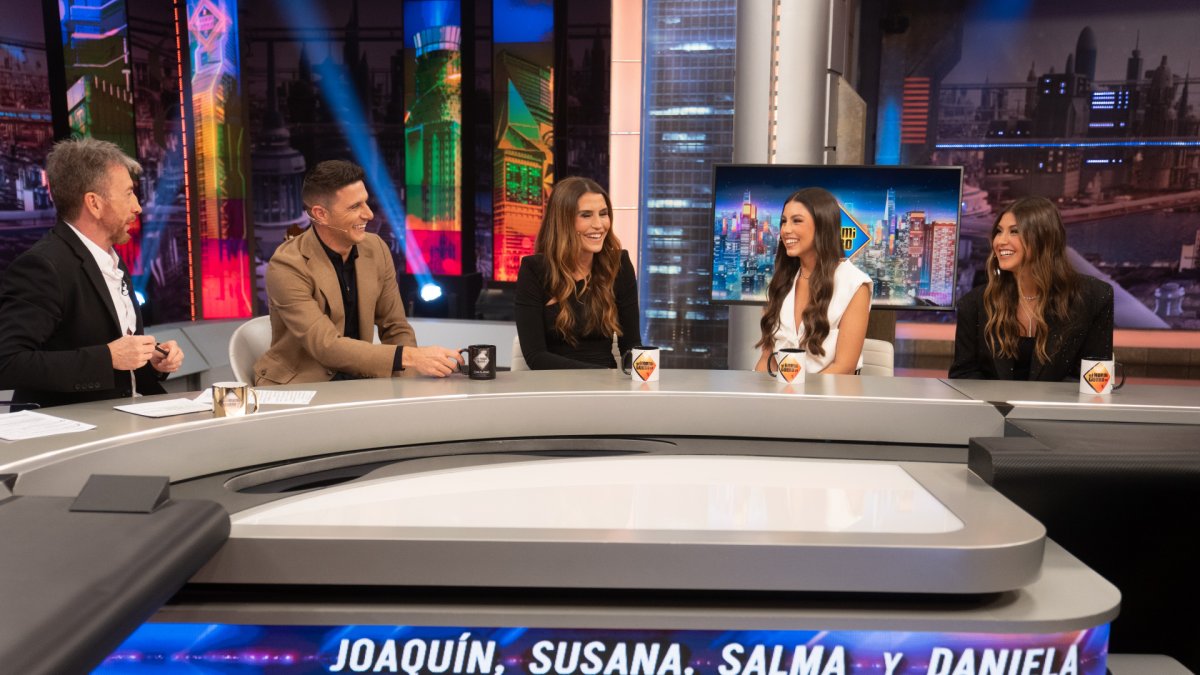 Joaquin Sanchez, Susana Saborido y sus hijas Salma y Daniela con Pablo Motos.