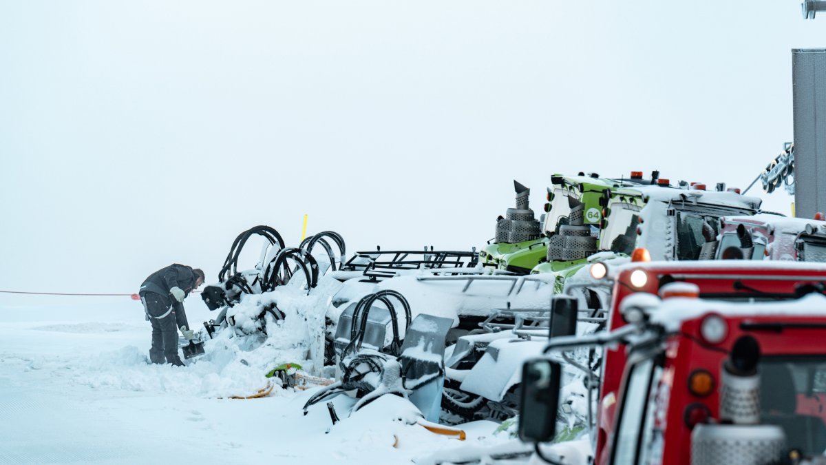 Archivo - Imagen de archivo de los servicios de pistas de Sierra Nevada, especialmente los maquinistas, evaluarán el efecto real de la última nevada en la oferta esquiable.