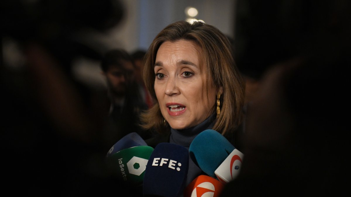 La secretaria del PP, Cuca Gamarra, atiende a los medios a su llegada a un desayuno informativo de Nueva Economía Fórum, a 4 de marzo de 2025, en Madrid (España).