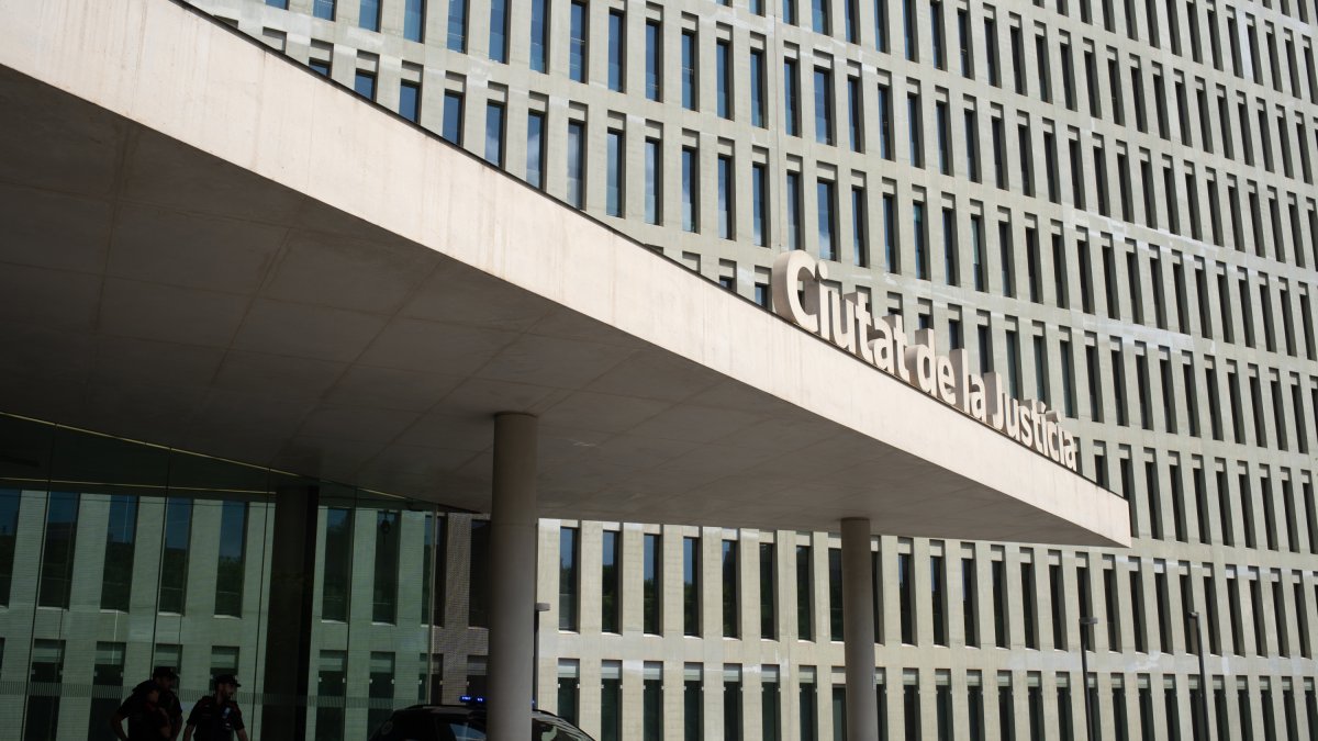 Archivo - Vista de la fachada de la Ciutat de la Justicia, a 2 de agosto de 2023, en Barcelona, Catalunya (España).