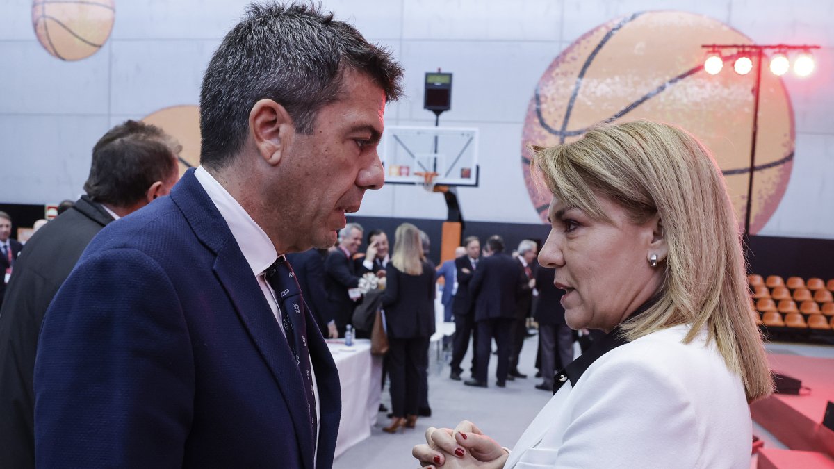 El presidente de la Generalitat Valenciana, Carlos Mazón, y la vicepresidenta primera y consellera de Servicios Sociales, Igualdad y Vivienda, Susana Camarero.