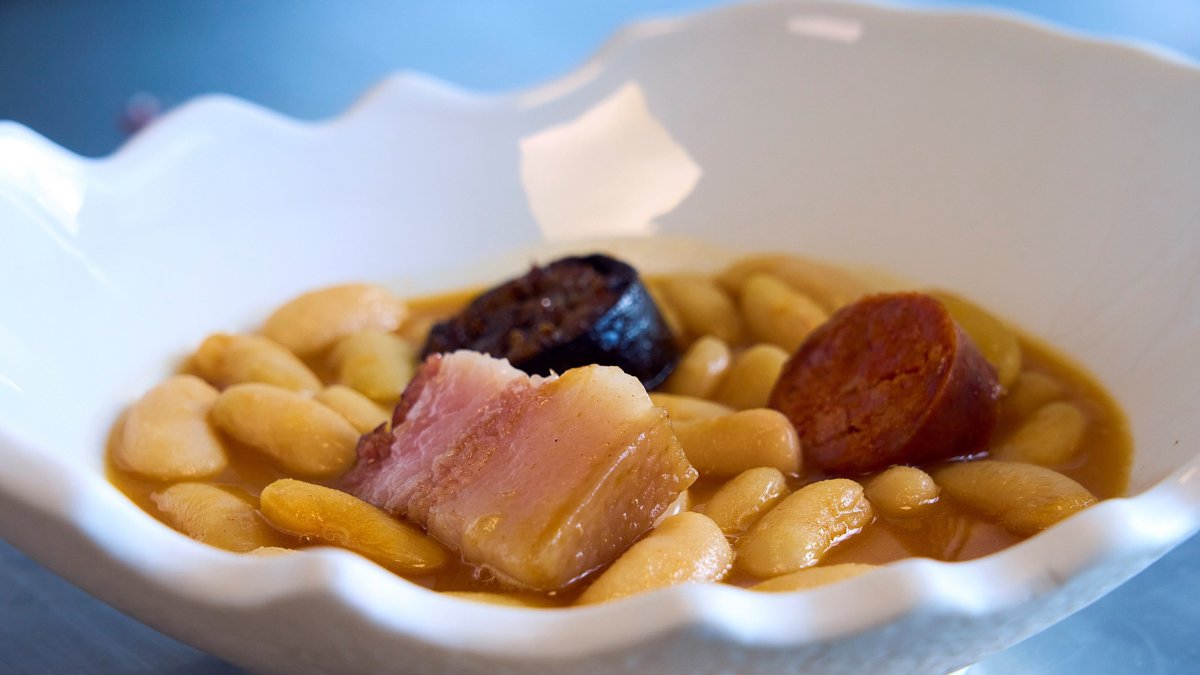 Imagen de un plato de fabada.