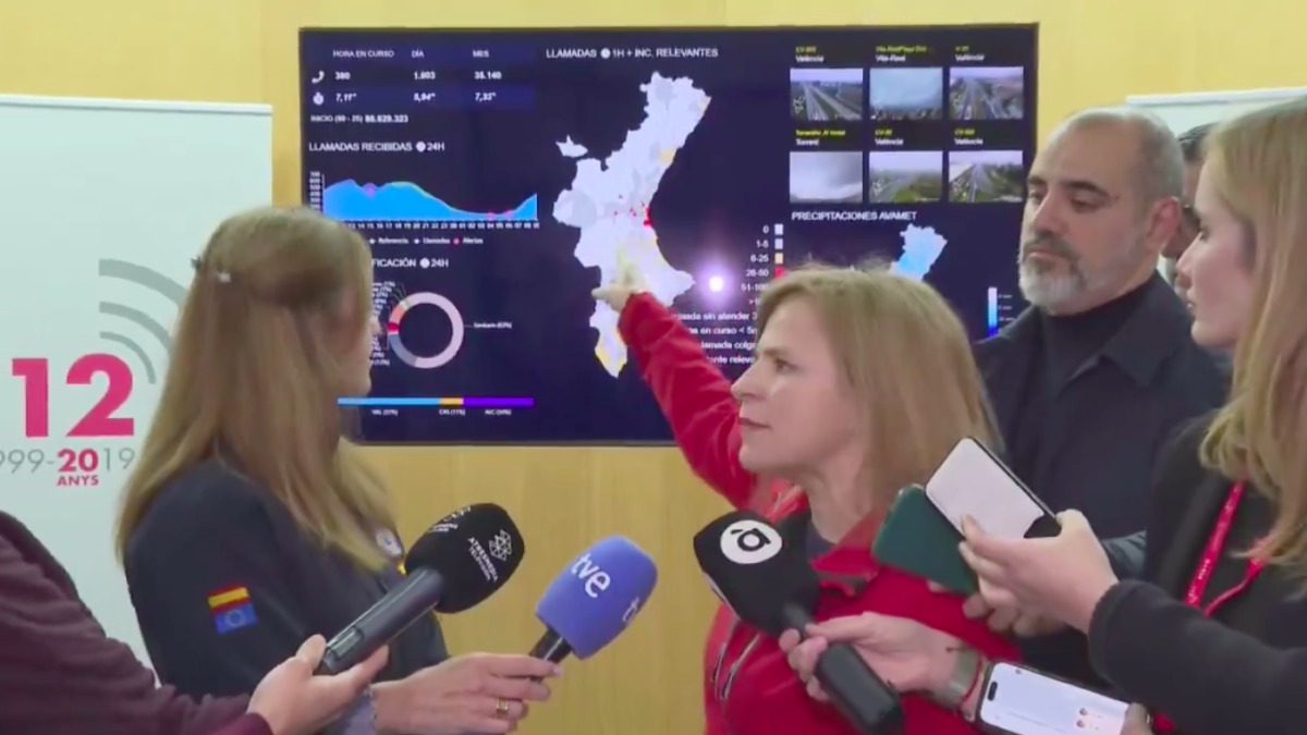 Pilar Bernabé señala las pantallas donde supuestamente llega la información de las llamadas del 112