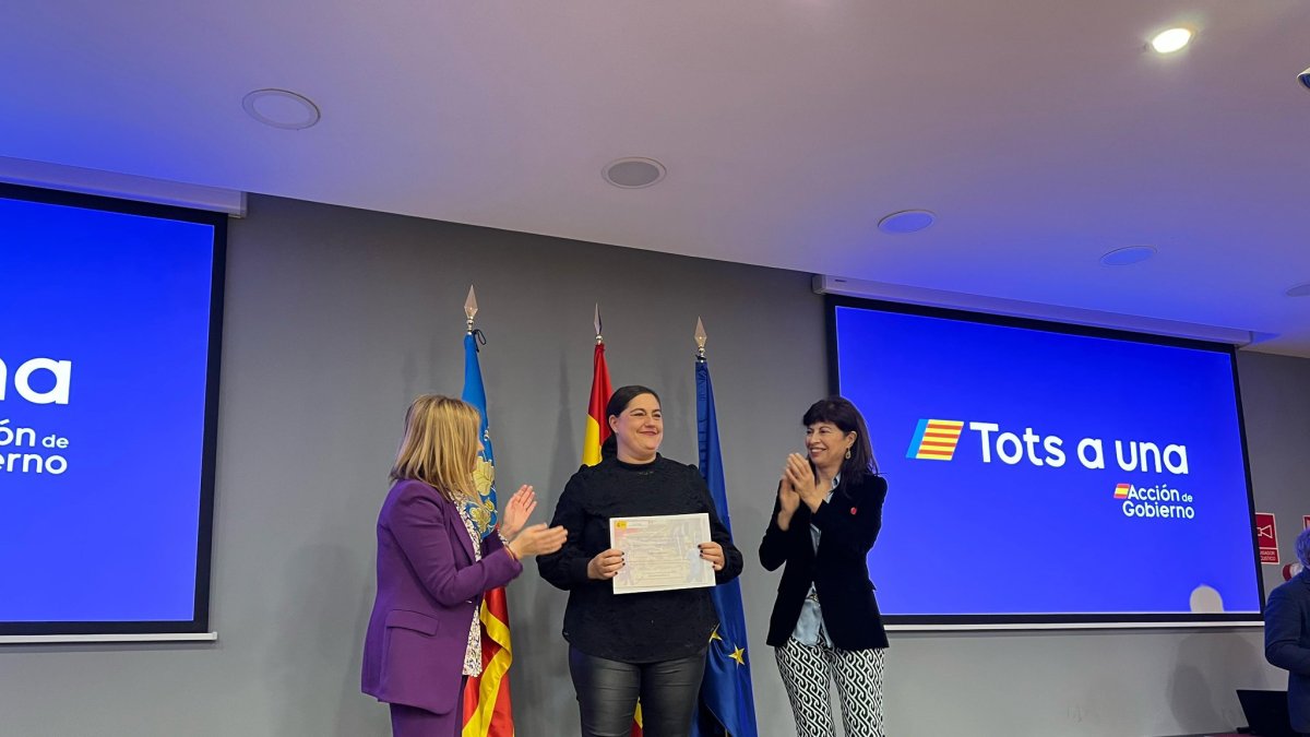 Pilar Bernabé y Ana Redondo premian a Loreto Ochando