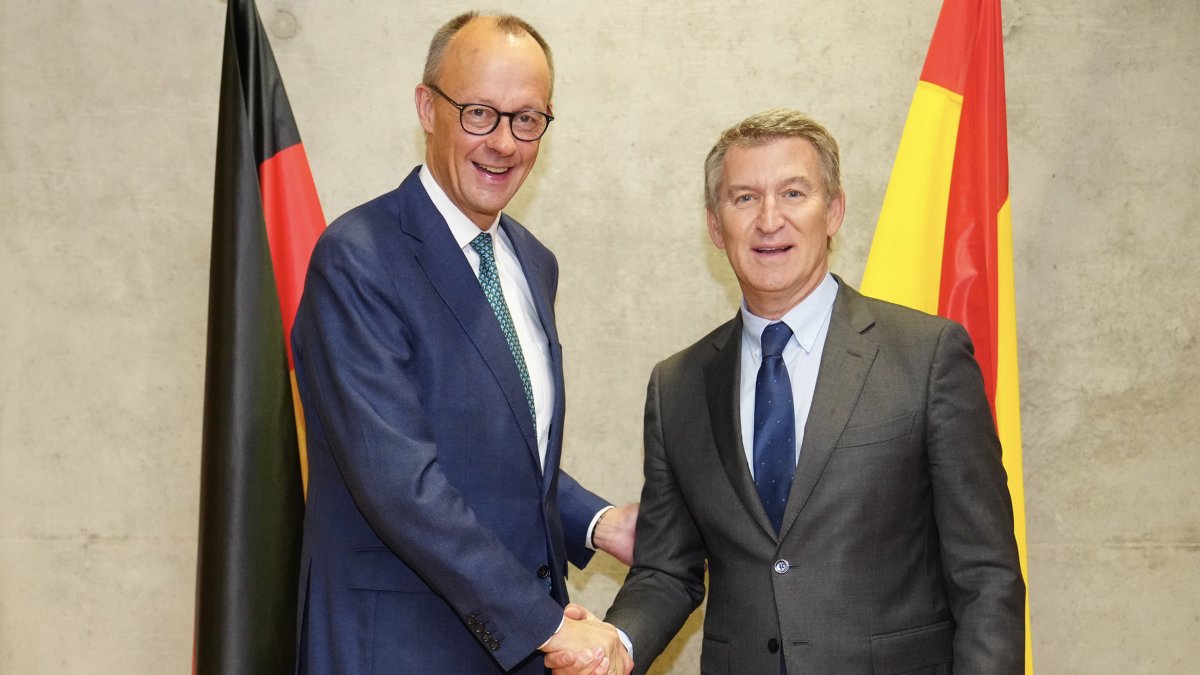 Archivo - El presidente de la Unión Demócrata Cristiana, Friedrich Merz (i) y el presidente del Partido Popular, Alberto Núñez Feijóo (d).