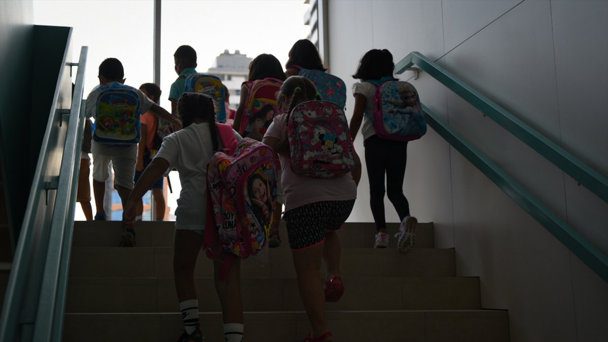 (Foto de ARCHIVO)
Un grupo de niños suben las escaleras en el colegio Les Arts