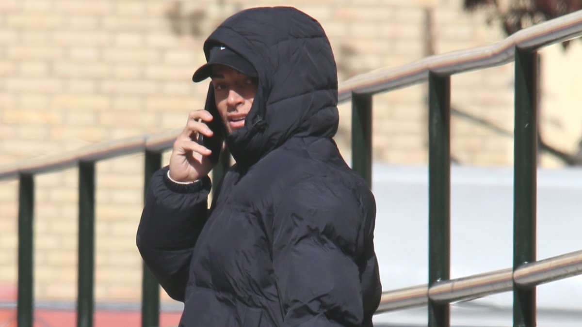 José Carlos Montoya hablando por teléfono antes de poner rumbo a Honduras.