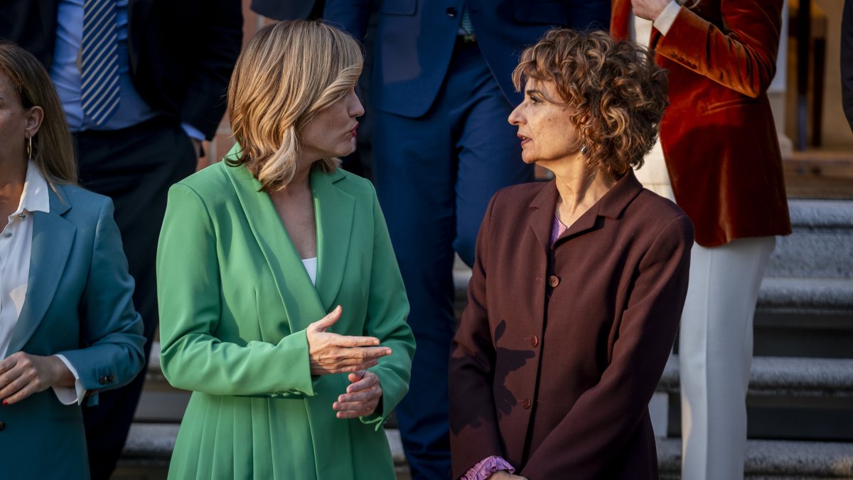 La ministra de Educación, Formación Profesional y Deportes, Pilar Alegría y la vicepresidenta primera y ministra de Hacienda, María Jesús Montero.