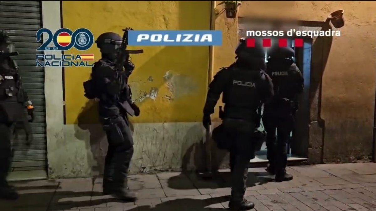 Once detenidos en una operación en Barcelona contra una organización pakistaní que fomentaba el terrorismo.