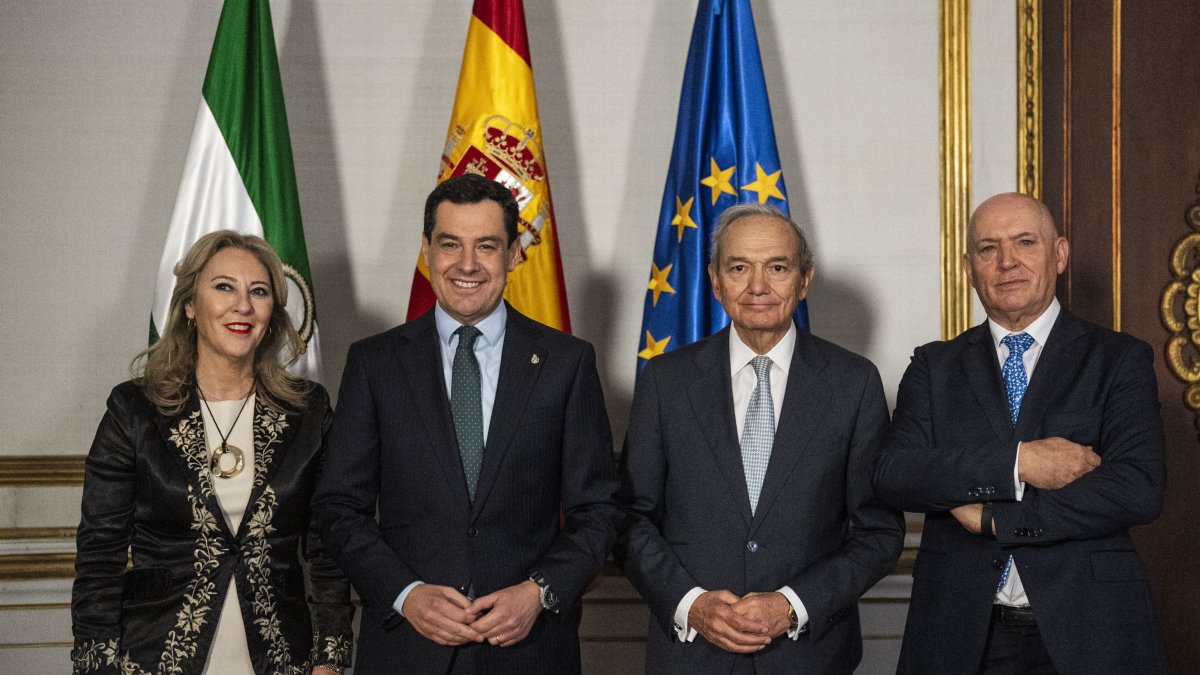 El presidente de la Junta con el de Cajamar en el Palacio de San Telmo, Sevilla.