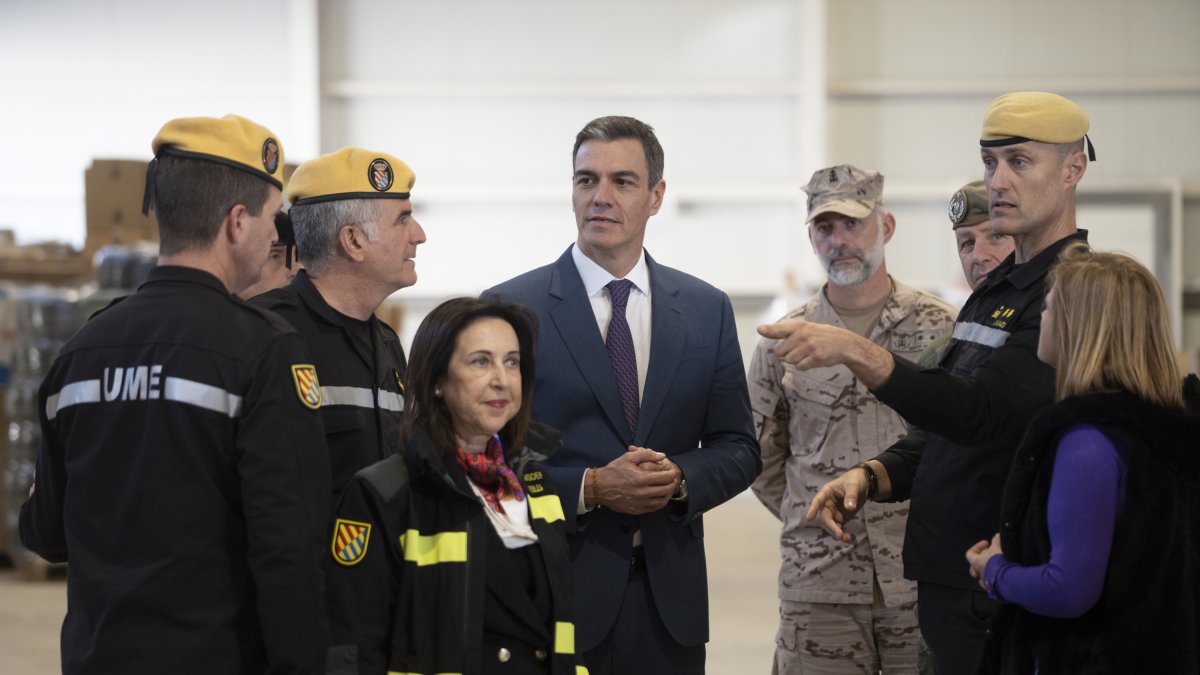 Pedro Sánchez y Margarita Robles visitan las unidades del Ejército que colaboran en la ayuda tras la DANA.