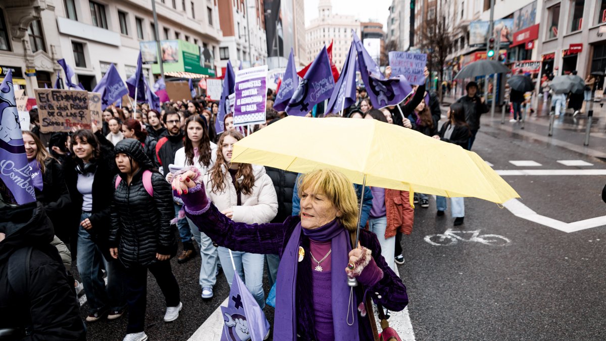 Una mujer con paraguas durante una manifestación por el Día Internacional de la Mujer, 8M, a 7 de marzo de 2025, en Madrid
