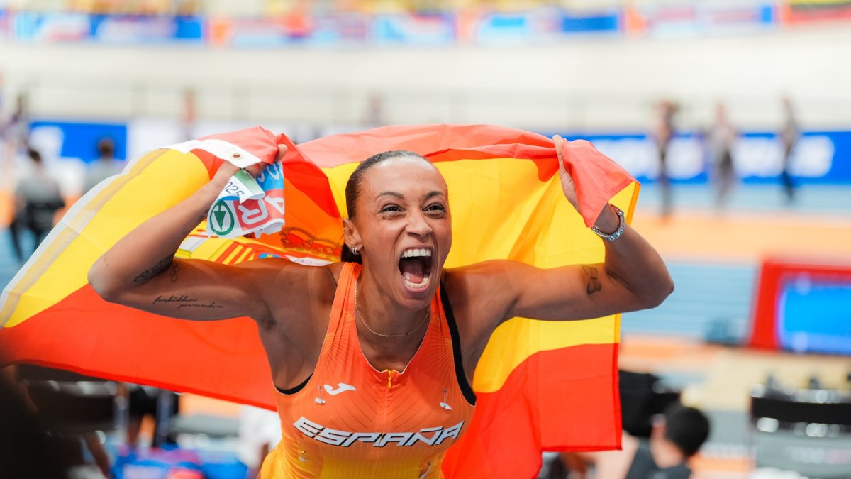 Ana Peleteiro celebra su medalla de oro