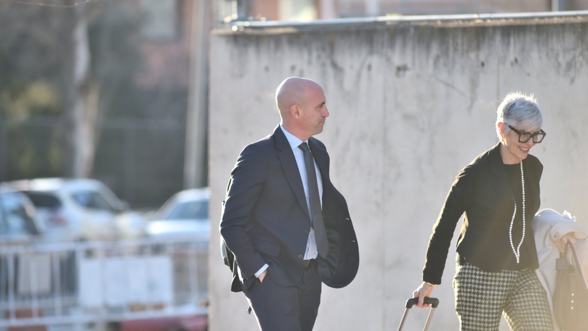 El expresidente de la RFEF, Luis Rubiales, y su abogada, Olga Tubau, a la llegada al juicio en la Audiencia Nacional.