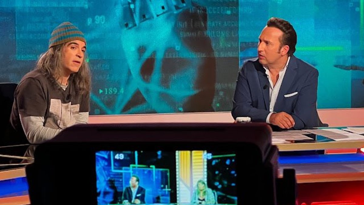 Chema Alonso, en una de sus presencias con Iker Jiménez en el plató de Mediaset.