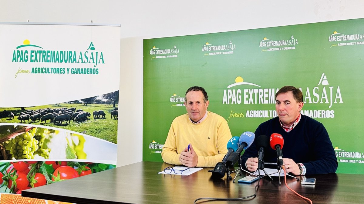El presidente de Apag Extremadura Asaja, Juan Metidieri, y el presidente de Agryga, Herminio Íñiguez, en una rueda de prensa.
