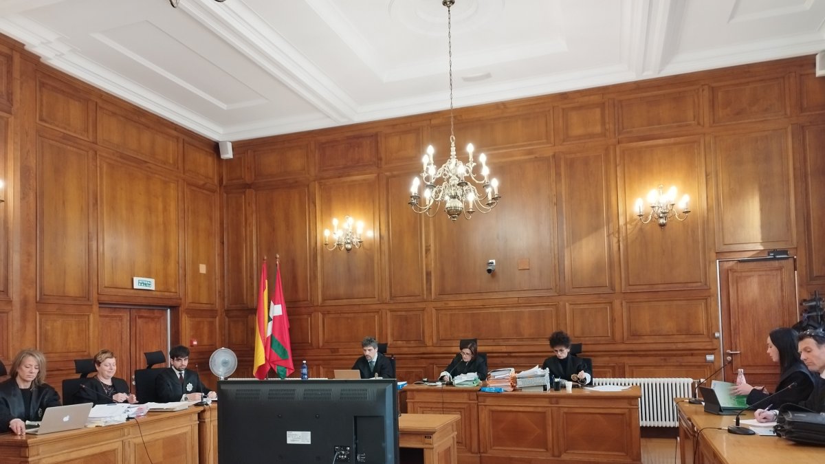 Primera sesión del juicio a un monitor de surf por abusos a menores en la Sección Tercera de la Audiencia de Gipuzkoa.