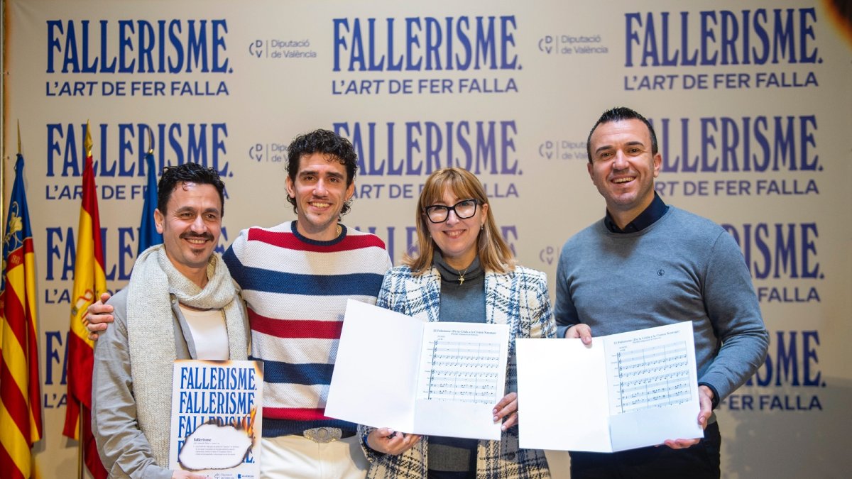 Vicent Mompó y 'Tacho', entregan la partitura de la canción de las Fallas 2025 'De la crida a la cremà' a la presidenta de la Federación de Sociedades Musicales de la Comunidad Valenciana