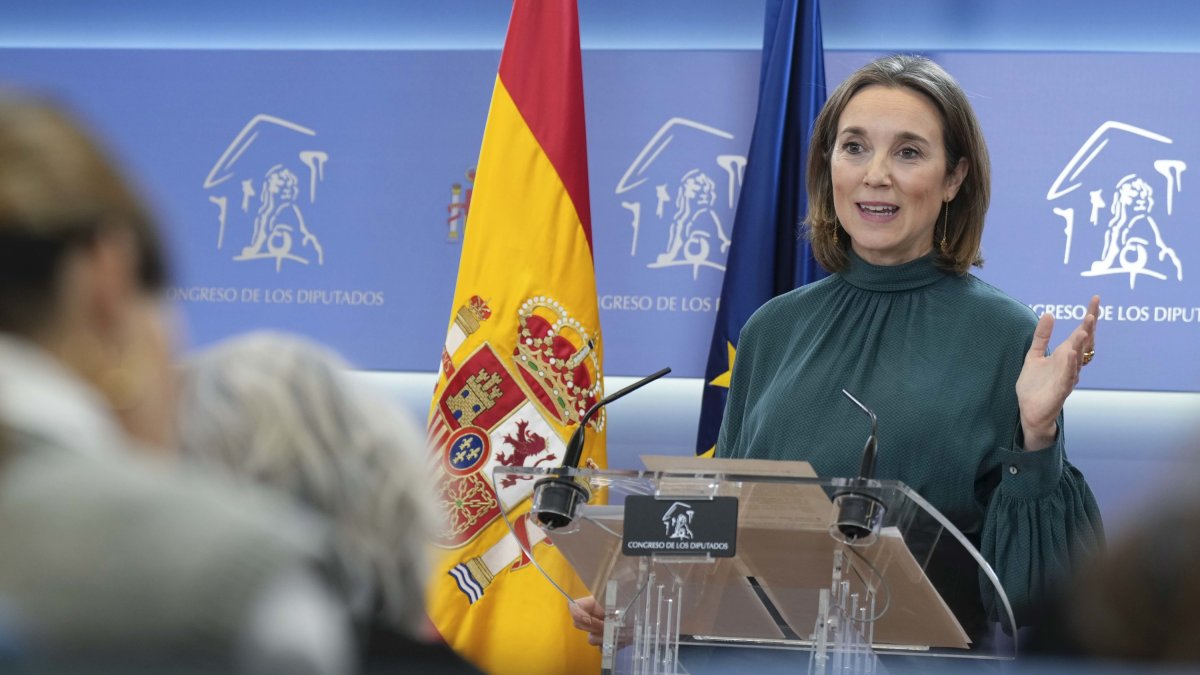 La secretaria general del PP, Cuca Gamarra, en una rueda de prensa en el Congreso de los Diputados.