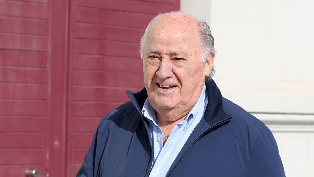 Archivo - Amancio Ortega, en una imagen de archivo, en su Coruña natal, donde reside.