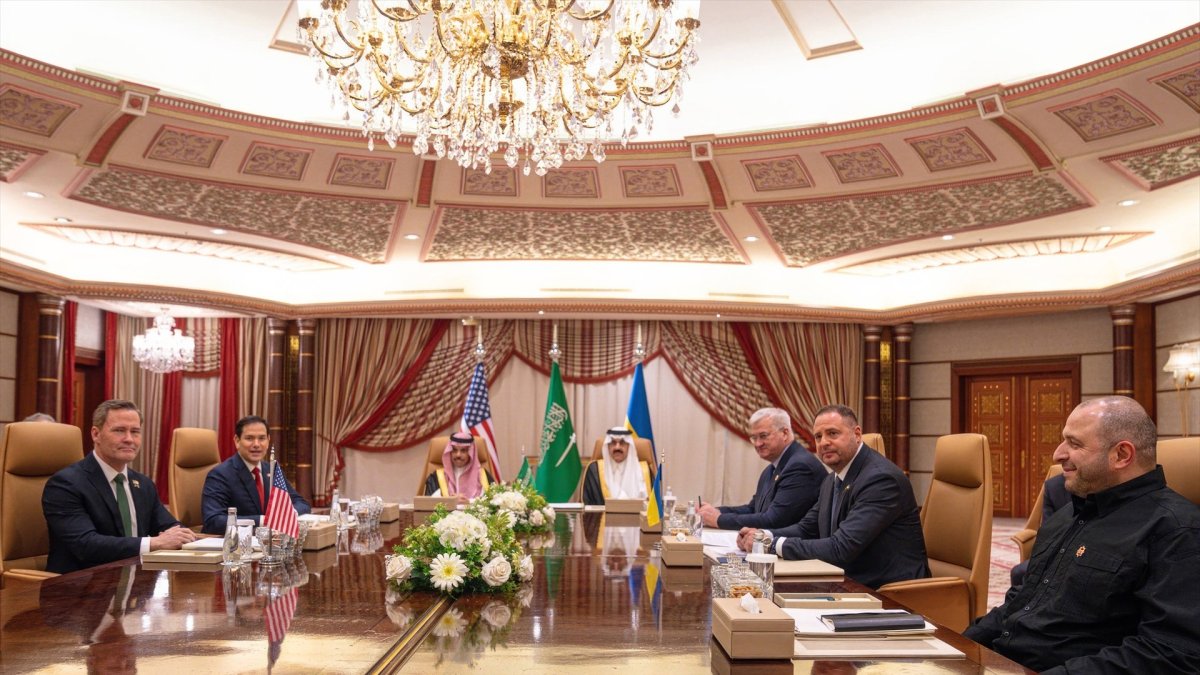 Las delegaciones de Ucrania y Estados Unidos en la mesa de negociación de Yeda, Arabia Saudí