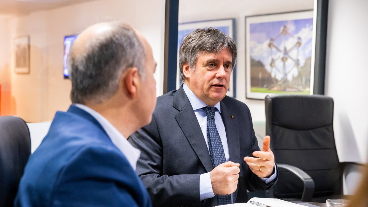 Archivo - El líder de Junts, Carles Puigdemont, durante una reunión con miembros del partido, a 17 de enero de 2025, en Bruselas (Bélgica).
