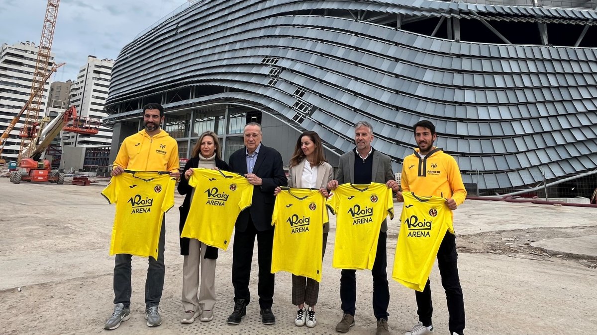 Los capitanes del Villarreal, Dani Parejo y Raúl Albiol, junto a su president, Fernando Roig en el Roig Arena