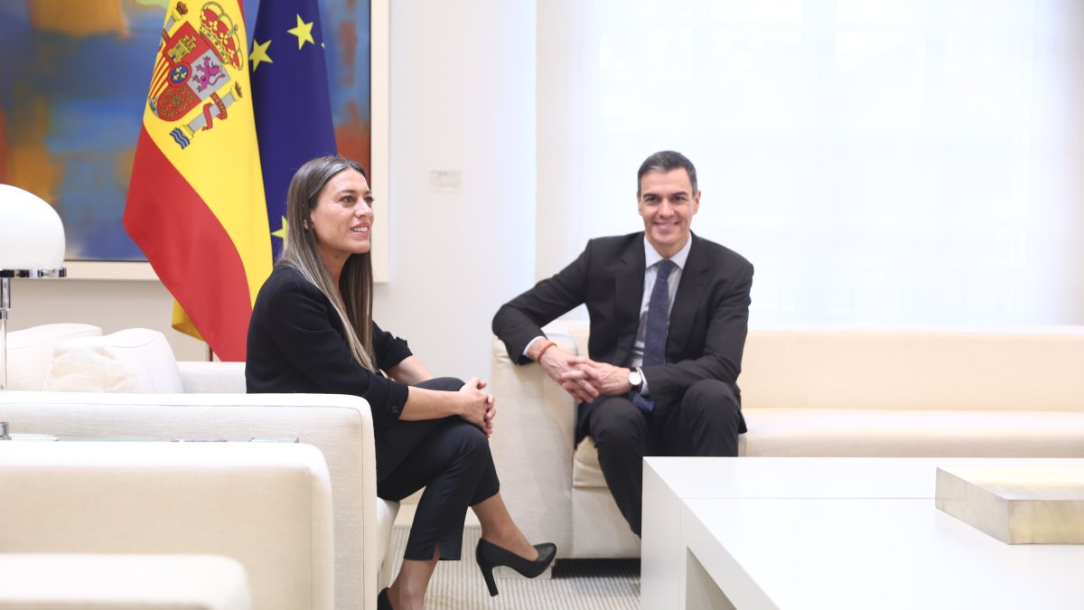 El presidente del Gobierno, Pedro Sánchez, recibe a la portavoz de Junts en el Congreso, Miriam Nogueras, en el Palacio de la Moncloa, a 13 de marzo de 2025, en Madrid (España).