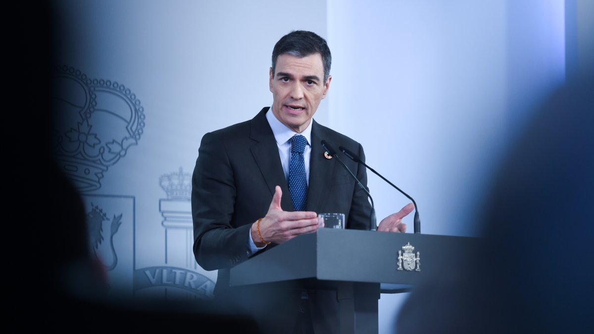 El presidente del Gobierno, Pedro Sánchez, da una rueda de prensa en Moncloa tras reunirse con los diferentes grupos por el aumento del gasto en defensa.
